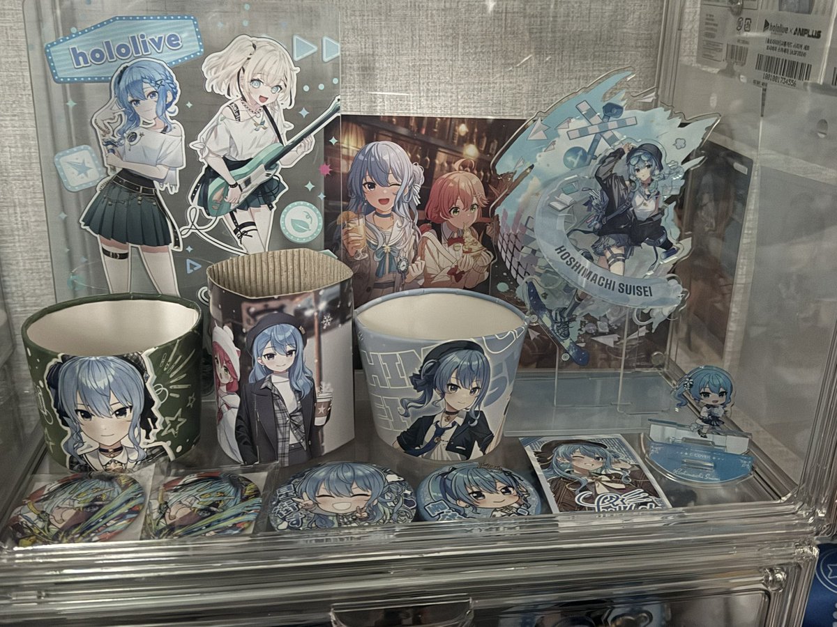 드디어 새 장식장이 왔어요!! 아직 얼마 못채웠지만 곧.. 또 그득그득 해지겠죠..?