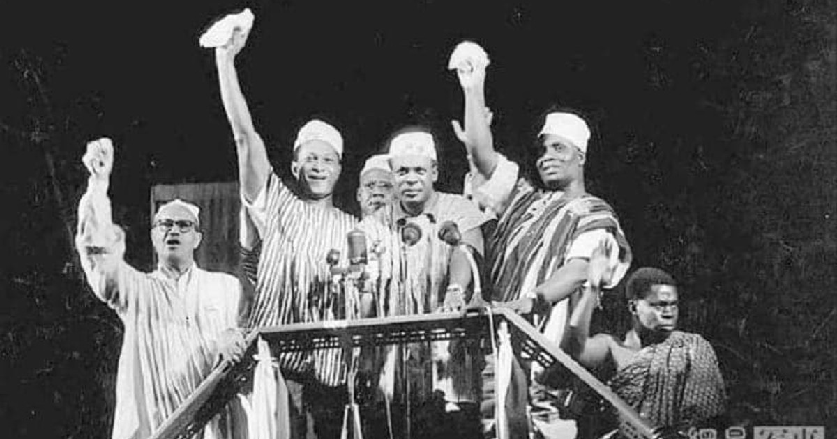 MacJordaN's tweet photo. While Zambians 'national steeze' was still being approved by a colonial governor, Osagyefo Dr. Kwame Nkrumah was standing in a Fugu declaring the independence of the entire continent. 

Zambians are mocking the very clothes that paved the way for Africa's freedom. 🇿🇲Show some respect! #Ghana #Zambia