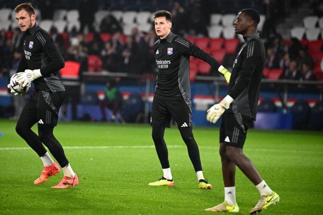 OL__Plus's tweet photo. Rémy #Descamps, gardien de l'#OL, après la victoire face à #Laval en 8es : « Notre objectif, c'est de remporter quelque chose cette anneé »
#OLSL #CdF
(L'Équipe : https://t.co/1L7kIKqJ0o) https://t.co/9ZGZcR1bXk