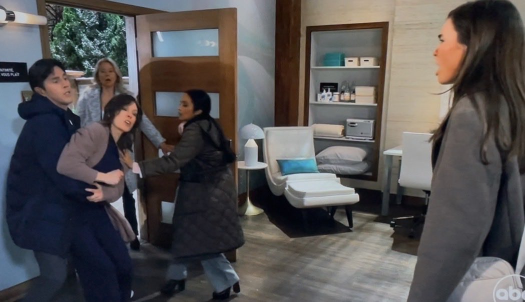 STEELK1969's tweet photo. It took TWO WHOLE SADISTIC MOTHERFUCKERS to subdue ANNA as she VEHEMENTLY shouted to Emma, “Tell Jason that I’m RIGHT‼️” 🔥🔥💔💔👊🕵️♀️😭😭😭😭#Anna #Emma #Felicia #Mac #SADISTS #GH https://t.co/d2l5oapMiW