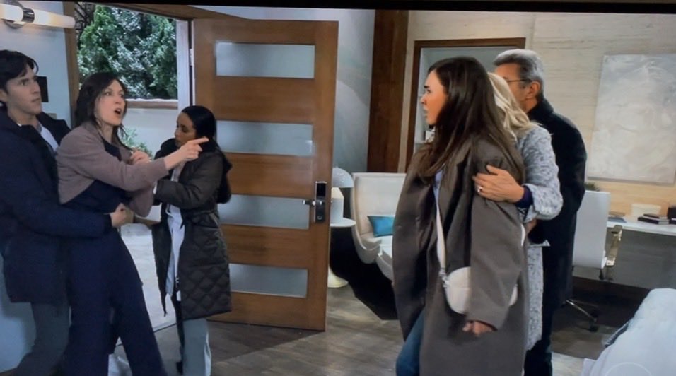 STEELK1969's tweet photo. It took TWO WHOLE SADISTIC MOTHERFUCKERS to subdue ANNA as she VEHEMENTLY shouted to Emma, “Tell Jason that I’m RIGHT‼️” 🔥🔥💔💔👊🕵️♀️😭😭😭😭#Anna #Emma #Felicia #Mac #SADISTS #GH https://t.co/d2l5oapMiW