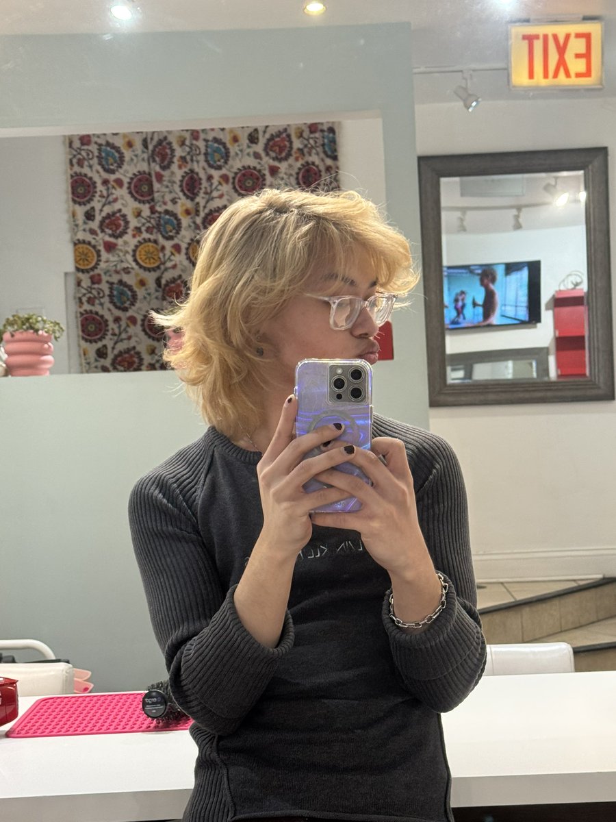 sickoreo's tweet photo. Hair is hairing today https://t.co/AqGnkt0Oo3