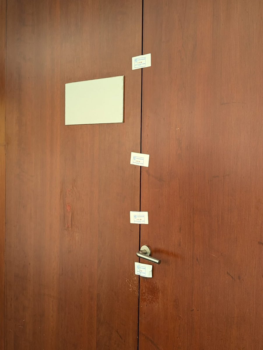 La senadora <a href="/AndreaChavezTre/">Andrea Chávez</a> se queda sin padrino en el Senado, sin salon de belleza con cargo al erario y en una de esas sin candidatura.
Salieron peores.