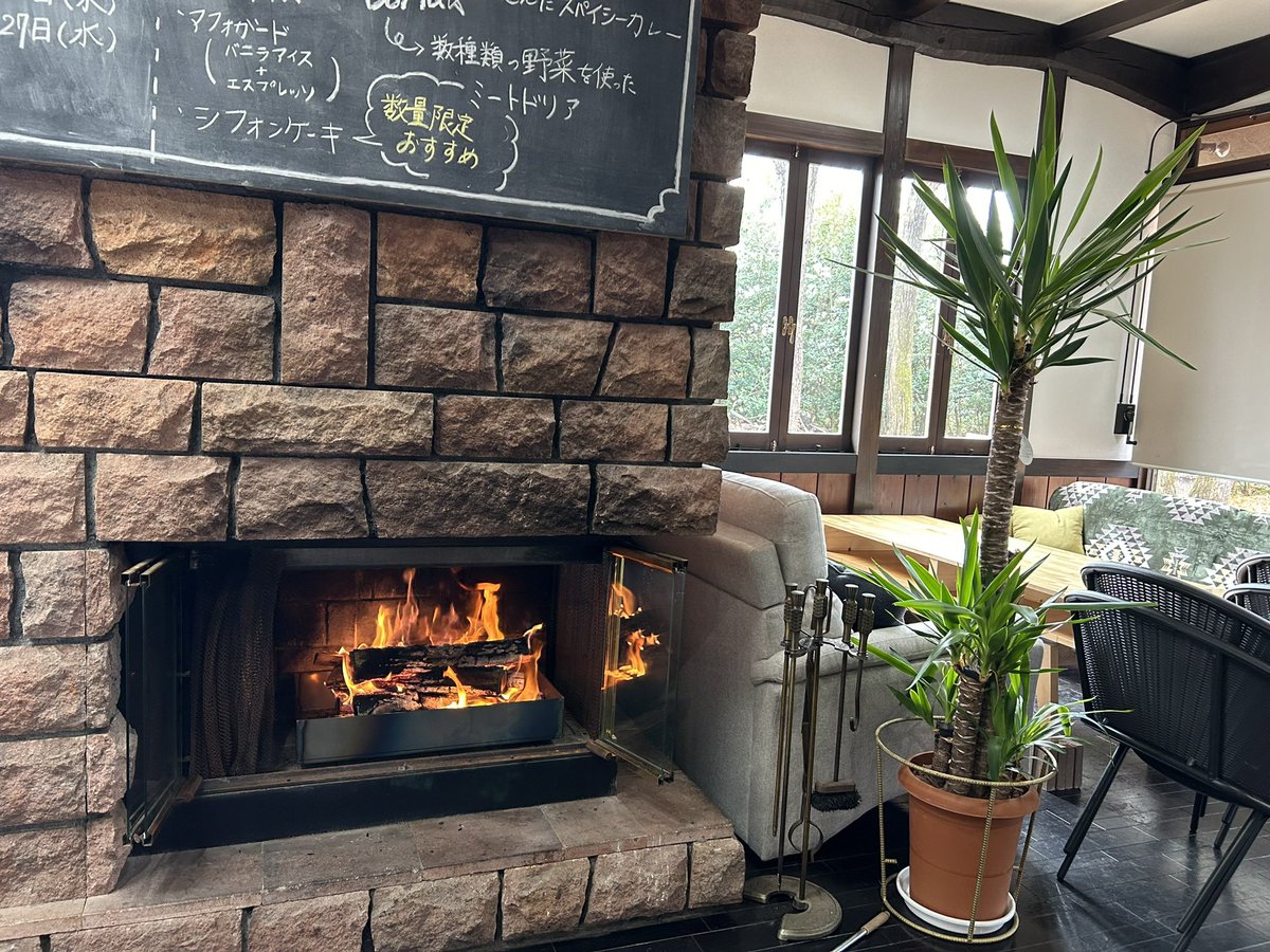 cafe_rest736677's tweet photo. 暖炉のカフェ☕️
癒されにお越しください🪵🔥 https://t.co/85CBp0XgiI