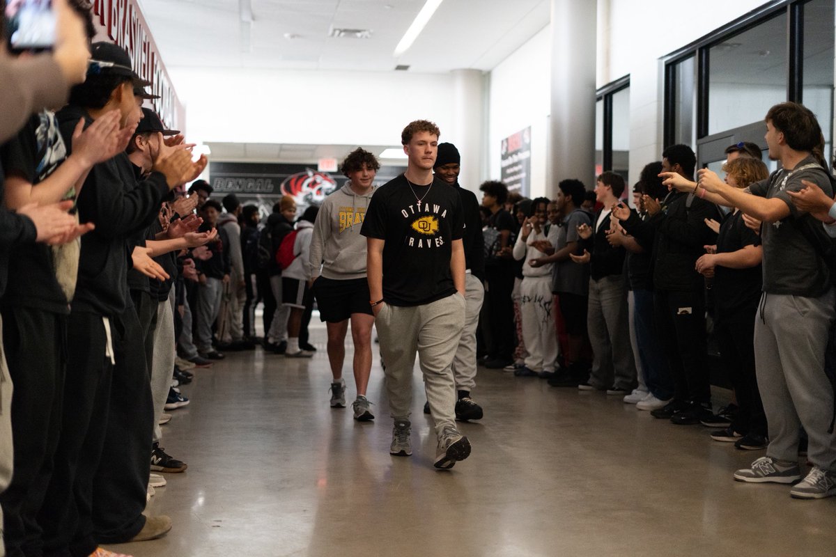 BengalLifestyle's tweet image. National Signing Day.
Proud of these guys and the work they put in to make today happen.

Adrian Donaldson → Kilgore College 
Brayden Manzel → Ottawa University 
Caleb Gardner → Ottawa University

#NationalSigningDay
#PlayerDevelopment
#NextLevel
#ProudCoach