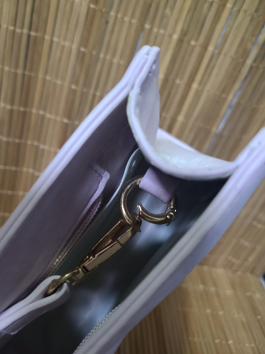 好好チャイナポプショで購入した痛バ。ポシェット。財布とスマホしか入らんけど、窓見た時から決めてた。完結記念展のコースターいれるって💜　自分は持ち手はずしてる。こちらの着脱しやすいカラビナ使用なので善きですわ✨