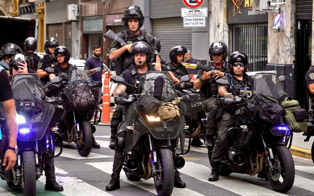 Otro miércoles de represión en el Congreso: gases, palos, heridos y detenidos, entre ellos el Padre Paco Olveira. El gobierno ordena a las fuerzas de seguridad para instalar el miedo antes de las marchas contra la reforma laboral. Nos vemos en la calle !