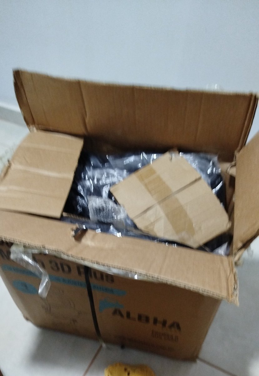 Karui_Snow's tweet image. Depois de 2 anos usando uma cadeira de plástico de bar eu tomei vergonha e comprei uma cadeira de vdd, tô mt feliz🙌