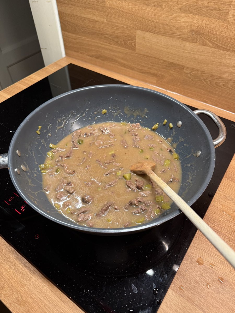 martin_klingac1's tweet photo. Středa večer ✔️
Na zítra uvařeno 🍽️ (znojemská vítězí 🤍), den splněn.
Teď už jen pomalu zalehnout, protože je fakt pozdě…
a v hlavě už jaro 🌱☀️
Dobrou noc světe.
#středavečer #uvařeno #znojemská #klid #těšímse #jaro https://t.co/AJkT0ebI5a