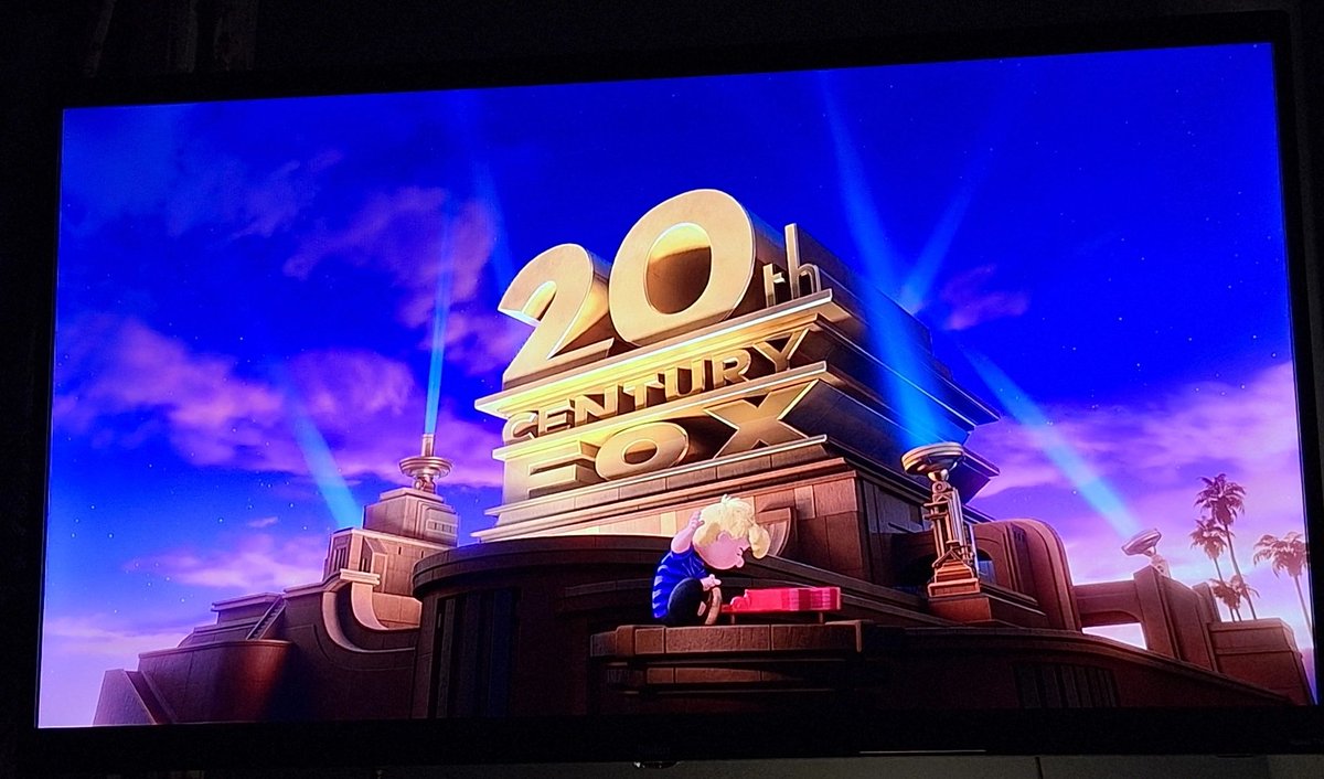 di0bru's tweet photo. SÉRIO, eu não tenho maturidade para terem colocado o Schroeder para tocar o tema da Fox na abertura do filme do Peanuts! É por isso que temos que valorizar as animações, cara, aaaaa! 🥰🥰🥰 https://t.co/d2dBET6A5C