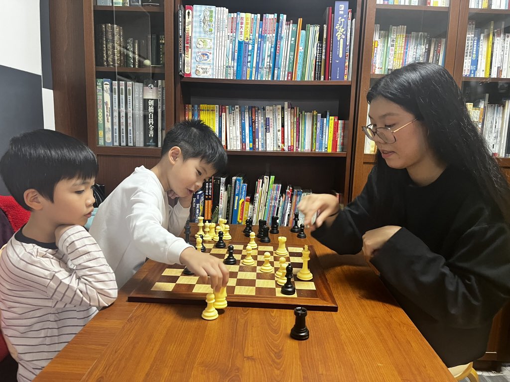 ChessTaiwan's tweet photo. Play ♟️ 

After camp class, waiting for parents…
thanks teacher Kate staying with them. https://t.co/omwbLDWimx