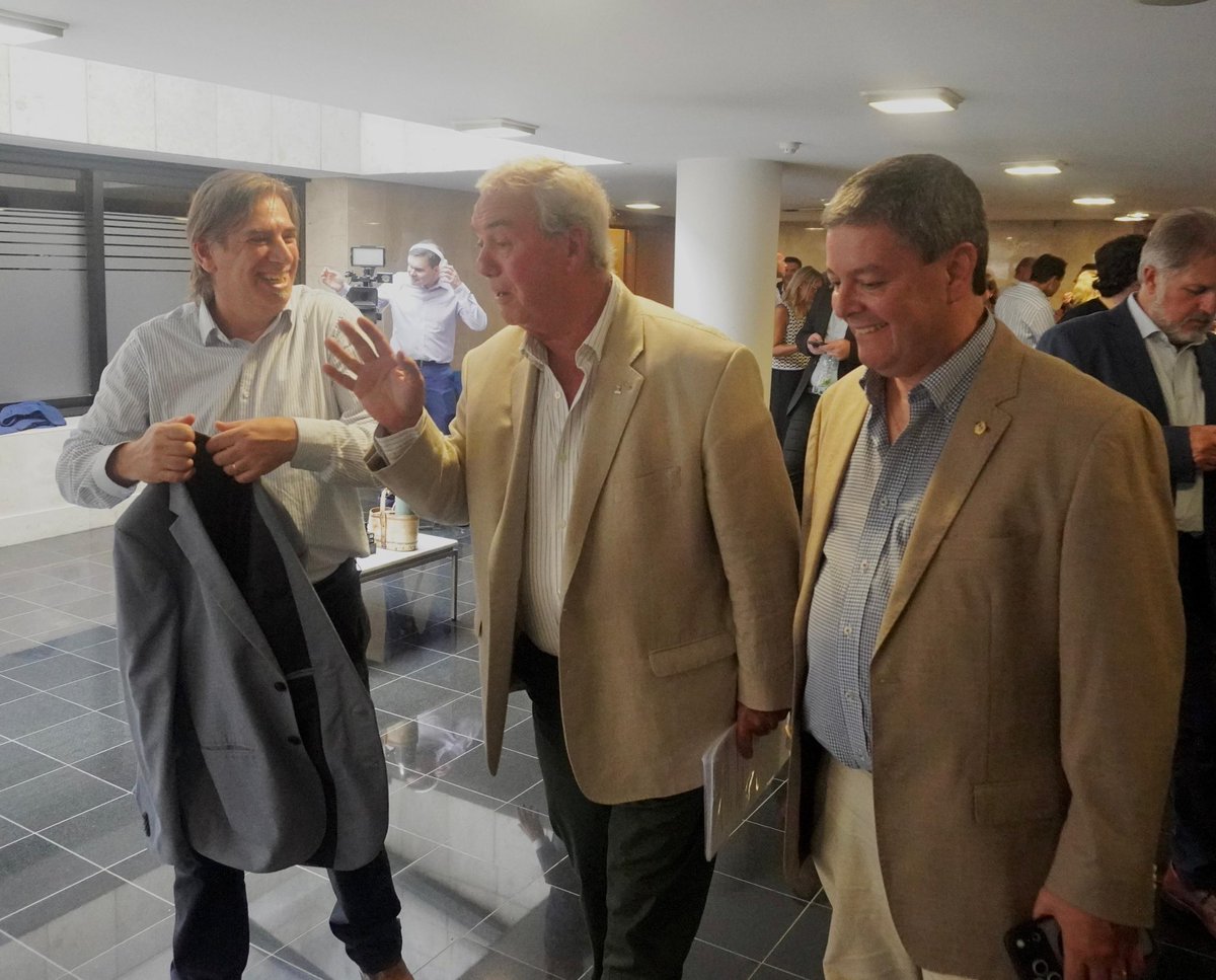 Y LAS DISCULPAS PARA CUANDO???
El TCA emitió un informe lapidario que concluye que las actuaciones llevadas adelante por el gobierno de <a href="/LuisLacallePou/">Luis Lacalle Pou</a> en la Terminal Cuenca del Plata fueron correctas y ajustadas a derecho.
Hoy acompañamos y felicitamos a <a href="/Luisaheber/">Luis Alberto Heber</a> y al equipo