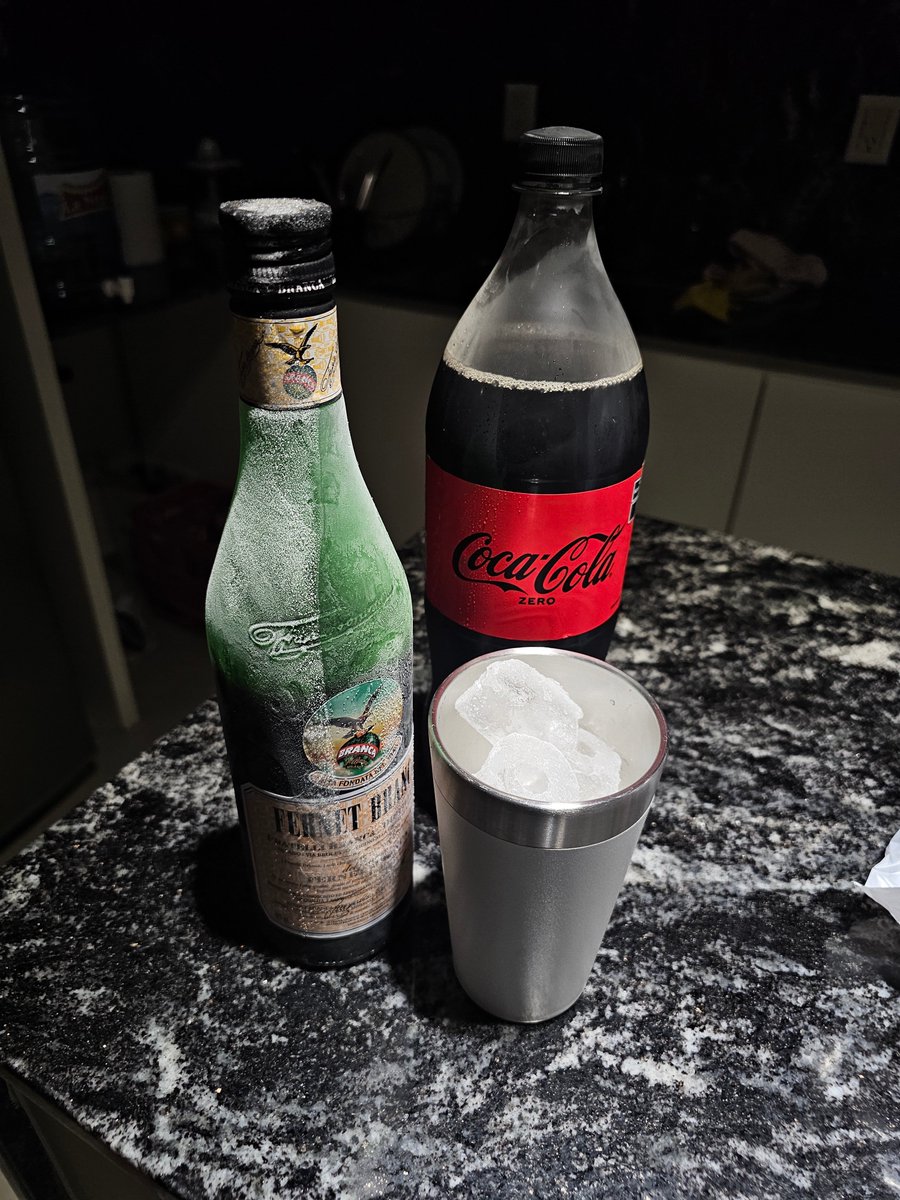 RomanBrunori's tweet photo. El Fernet siempre se guarda en el freezer, después me agradecen. https://t.co/fxjmbiQ9Z9