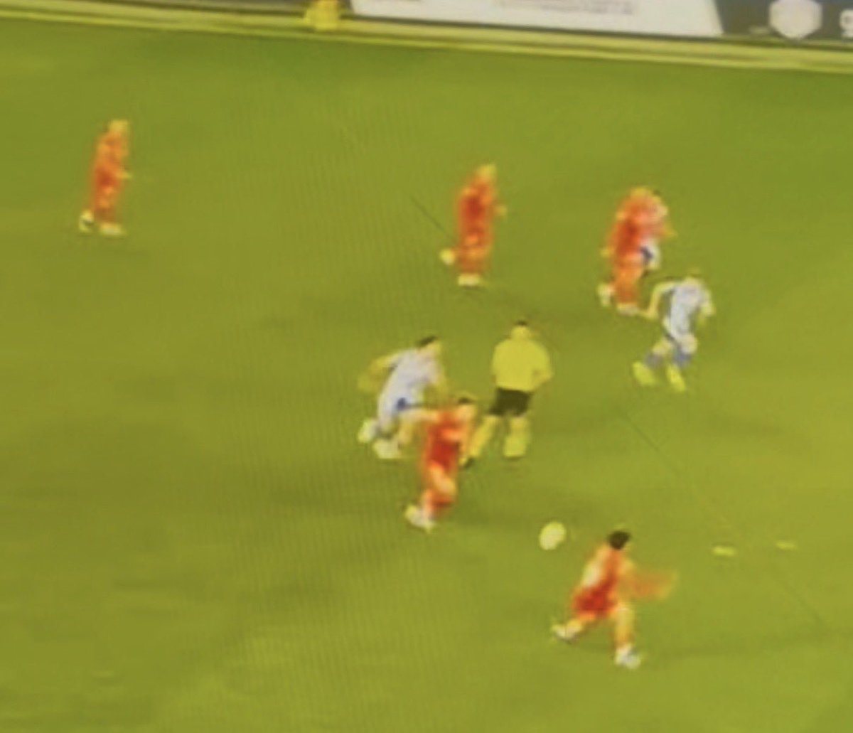 Hola👋🏼, vengo a dejar esto por aquí 
Este ha sido el tercer gol de la real.