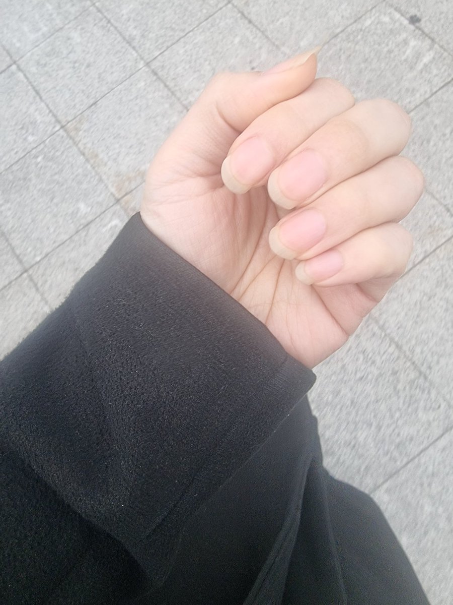 아따 손톱 많이 길렀누!! 설연휴 지나고 깍아야지. 그나저나 전에 선미누나 방송에 손만 참조 출연했는데 들소가 자꾸 손 이쁘다고 하더라 ㅋㅋ