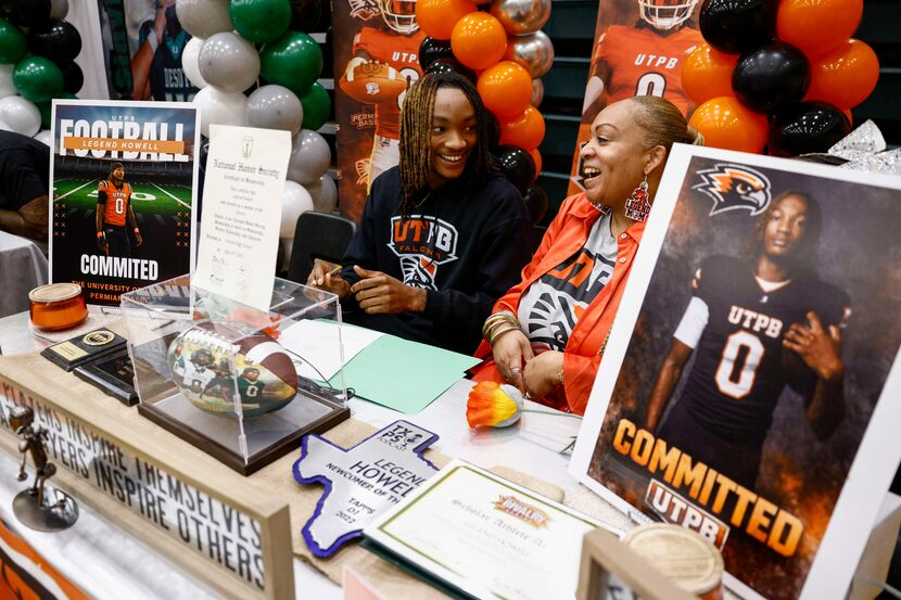 SportsDayHS's tweet photo. He started the 2025 campaign without any offers. Several months later, DeSoto QB Legend Howell saw his Signing Day dream come true when he signed with UT-Permian Basin🙌

@t_myah | #TXHSFB

Link: https://t.co/rsW2bQCKUu https://t.co/XqDYHQtwLi
