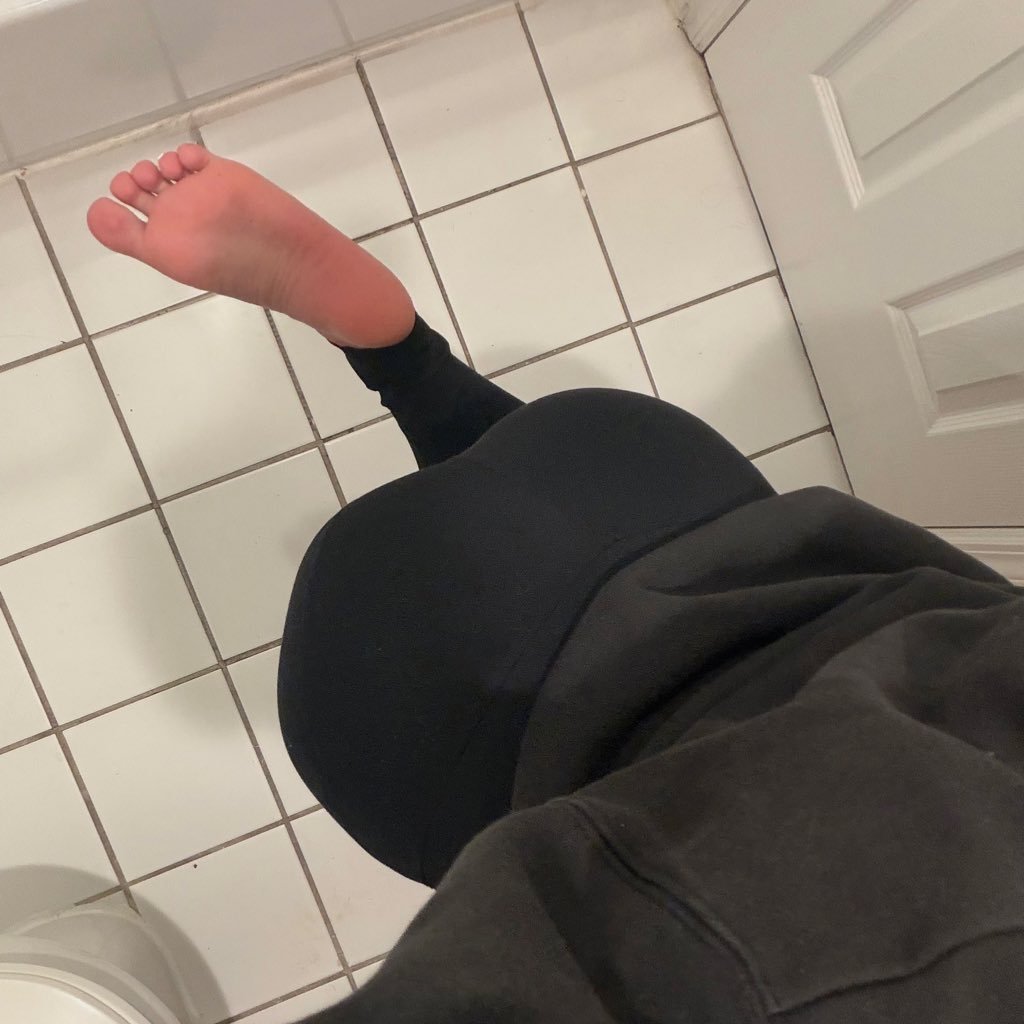 chloeeskyee's tweet photo. want a sniff? https://t.co/1RMOy2QGS4