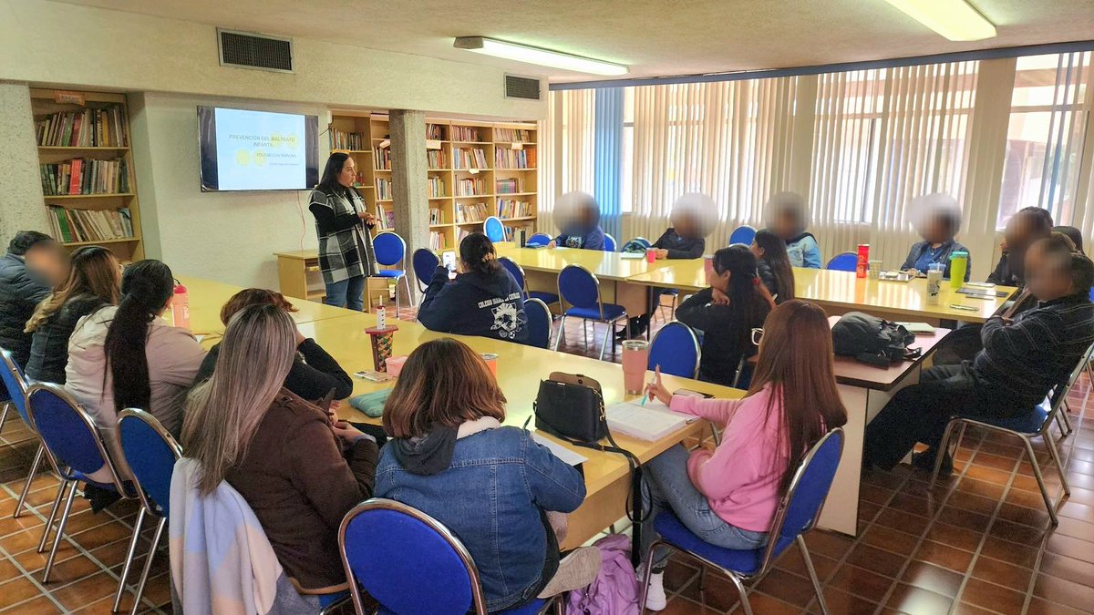 CedhDurango's tweet photo. Personal docente del Colegio "Isabel La Católica", se capacitan en el tema: "Educando con Ternura y los #DDHH de los Niños, Niñas y Adolescentes", facilitado por la Segunda Visitaduría de la #CEDHD.
#TrabajamosParaQueLosDDHHSeVivan🕊
#DDHHAlaPaz https://t.co/rptzIANRdK
