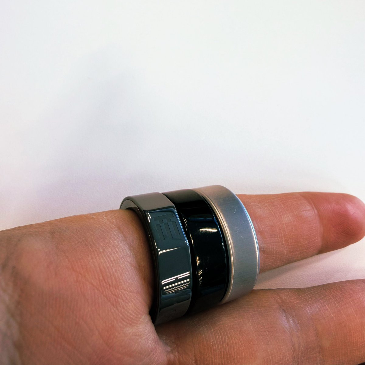 ldrer's tweet image. スマートとは、指輪が増えていくことである
(左から Even R1、Pavlok Ring、Oura Ring 4)