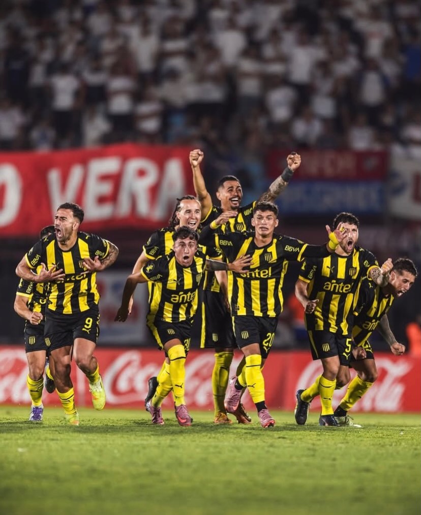 Pasión y locura en una foto
Te Amo PEÑAROL 💛🖤
