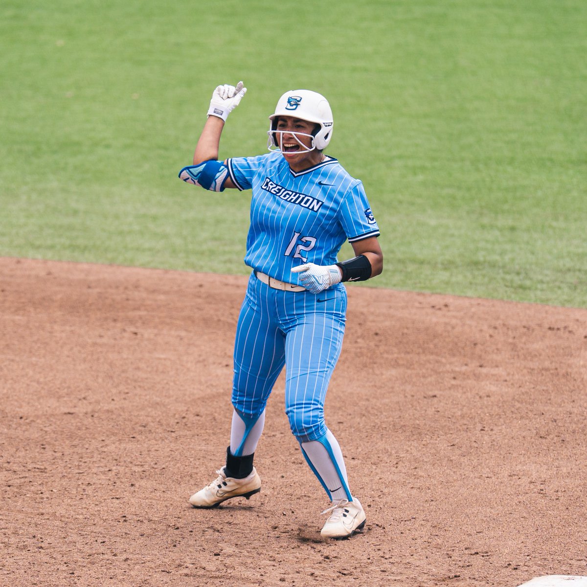 BluejaySoftball's tweet photo. Happy Birthday @ErikaPerez2022! 🥳🎂
#GoJays https://t.co/iLTXJVoPVu