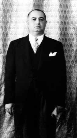 Bugün bir Kürt valinin Haseke’ye atanmasına sevinenler için bir hatırlatma…
Suriye’nin Kürt devlet başkanları ve başbakanları şunlardır:

1. Muhammed Ali Bey Abid: Xelo Paşa’nın torunu, Ahmet İzzet Paşa’nın oğludur. Şam eşrafından Zaza’dır. Fransız Mandası altındaki Suriye’nin