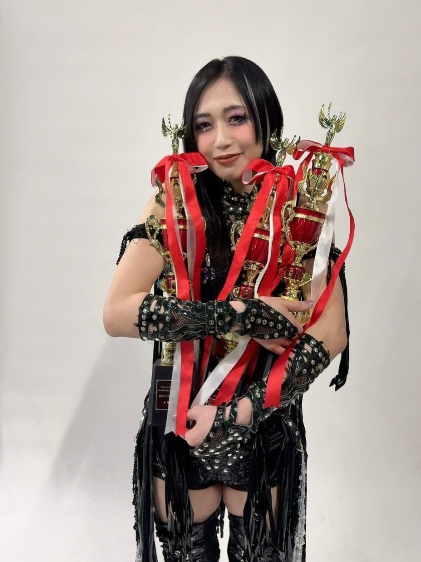 Marigold_Ace's tweet image. Saya Kamitani's Pro Wrestling GP trophies have arrived for the women's side!

🐦‍⬛🏆 Women's MVP

🐦‍⬛🏆 Best women's match (vs Tam Nakano at All Star Grand Queendom 2025)

🐦‍⬛🏆 She took Tam's trophy too.

#上谷沙弥 🐦‍⬛🖤
#STARDOM