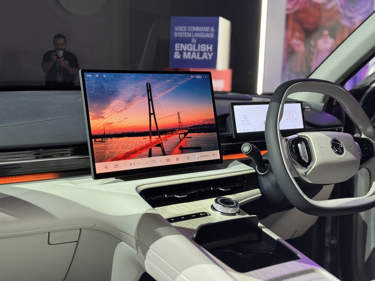 AhmdSafwan's tweet image. PROTON menang besar!

Harga mampu milik, tapi features padu. Teknologi PHEV membolehkan jarak perjalanan sehingga 1200km — memang sesuai untuk yang nak beralih ke EV tanpa risau range anxiety 🔋⚡️

#ProtonEMAS7 #PHEVMalaysia #SUVKeluarga #ValueForMoney #EVTransition