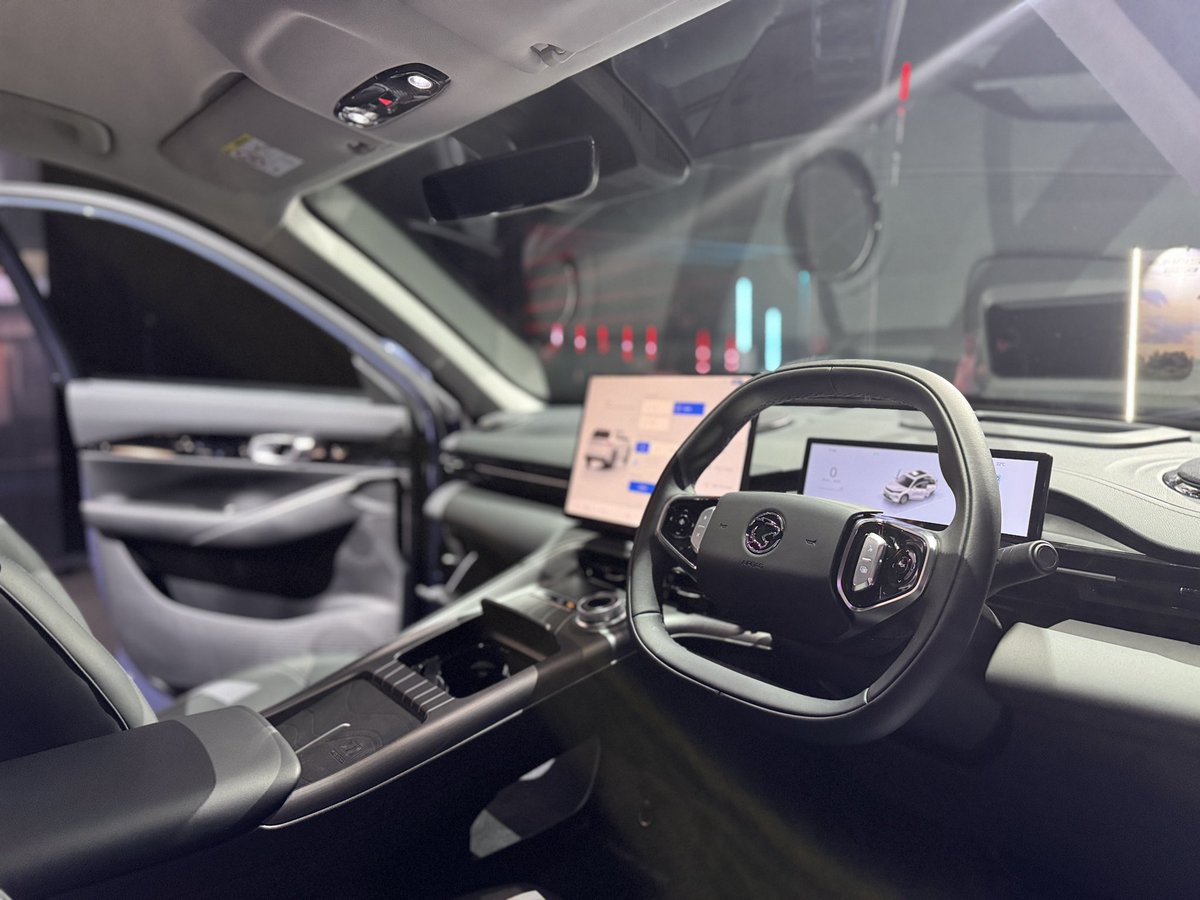 AhmdSafwan's tweet image. PROTON menang besar!

Harga mampu milik, tapi features padu. Teknologi PHEV membolehkan jarak perjalanan sehingga 1200km — memang sesuai untuk yang nak beralih ke EV tanpa risau range anxiety 🔋⚡️

#ProtonEMAS7 #PHEVMalaysia #SUVKeluarga #ValueForMoney #EVTransition