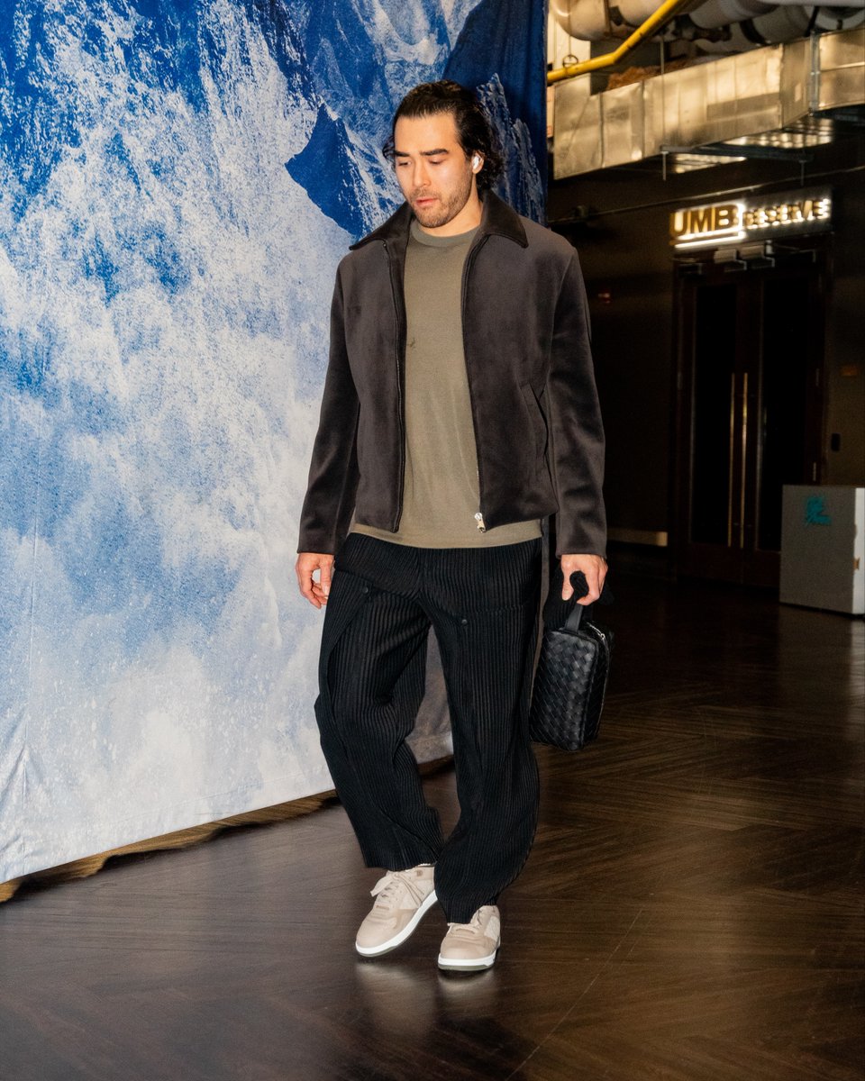 SanJoseSharks's tweet image. Fit for a debut. 😏