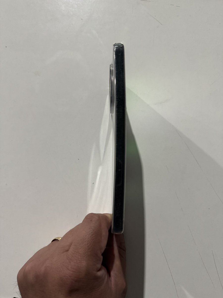 RubenClassic's tweet photo. @HonorChile tengo un Honor X7c comprado en diciembre en @tiendas_paris el wifi y el bluetooth se apagan automáticamente y se dobló tal como se ve en la foto. Me pueden decir dónde llevarlo para que lo puedan revisar? https://t.co/z8JpTOYK7z