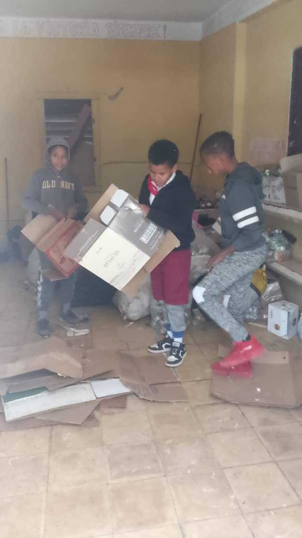 ERMPLH's tweet photo. ♻️ Recuperando materias primas con pioneros de la escuela Mariana Grajales.

#RecuperamosValores #LaHabanaDeTodos #LaHabanaRecicla #CubaIndustrias https://t.co/S9xgQ5gu6u