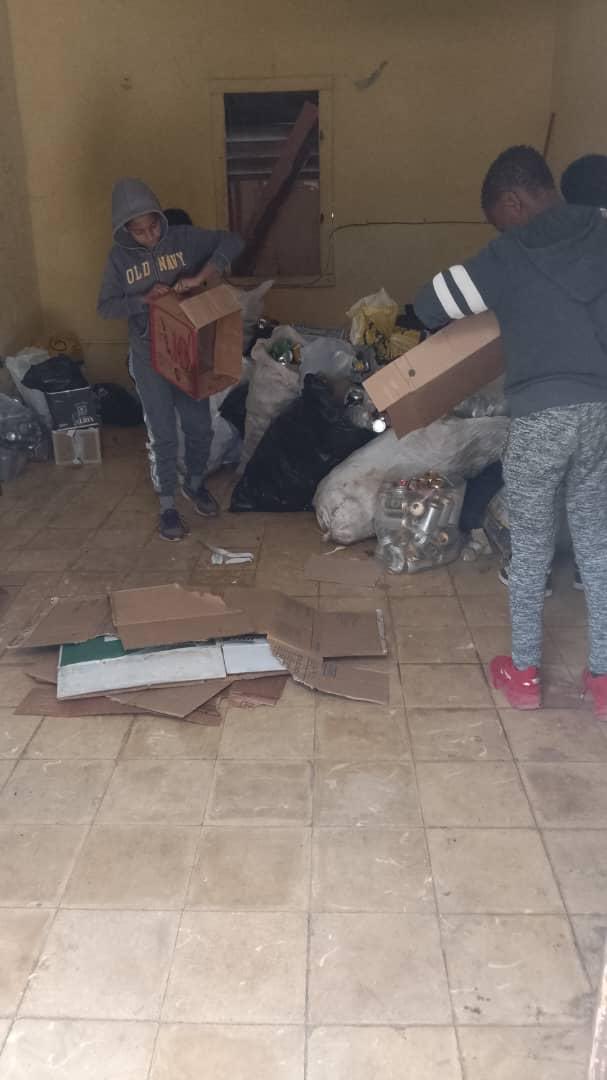 ERMPLH's tweet photo. ♻️ Recuperando materias primas con pioneros de la escuela Mariana Grajales.

#RecuperamosValores #LaHabanaDeTodos #LaHabanaRecicla #CubaIndustrias https://t.co/S9xgQ5gu6u
