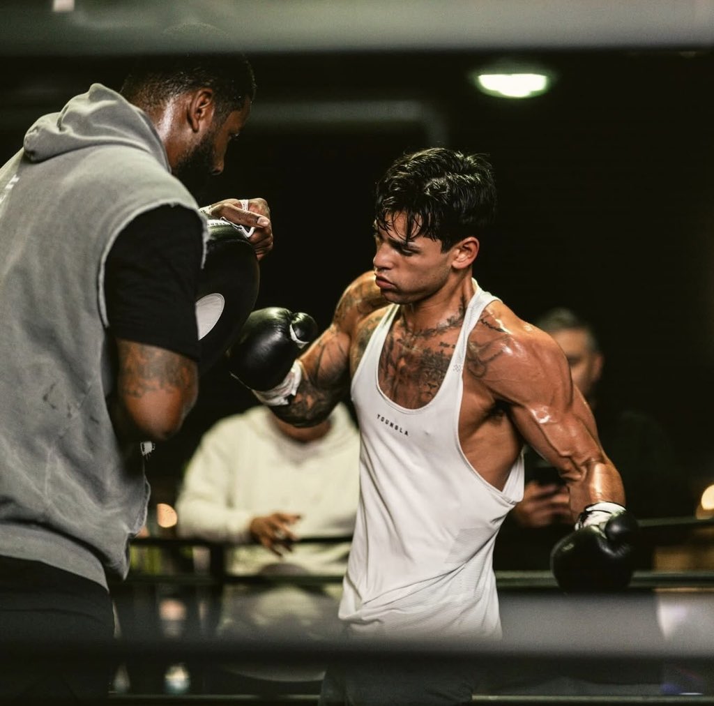 Sourceofboxing's tweet image. Ryan Garcia shape 17 days out from his fight against Mario Barrios 💪