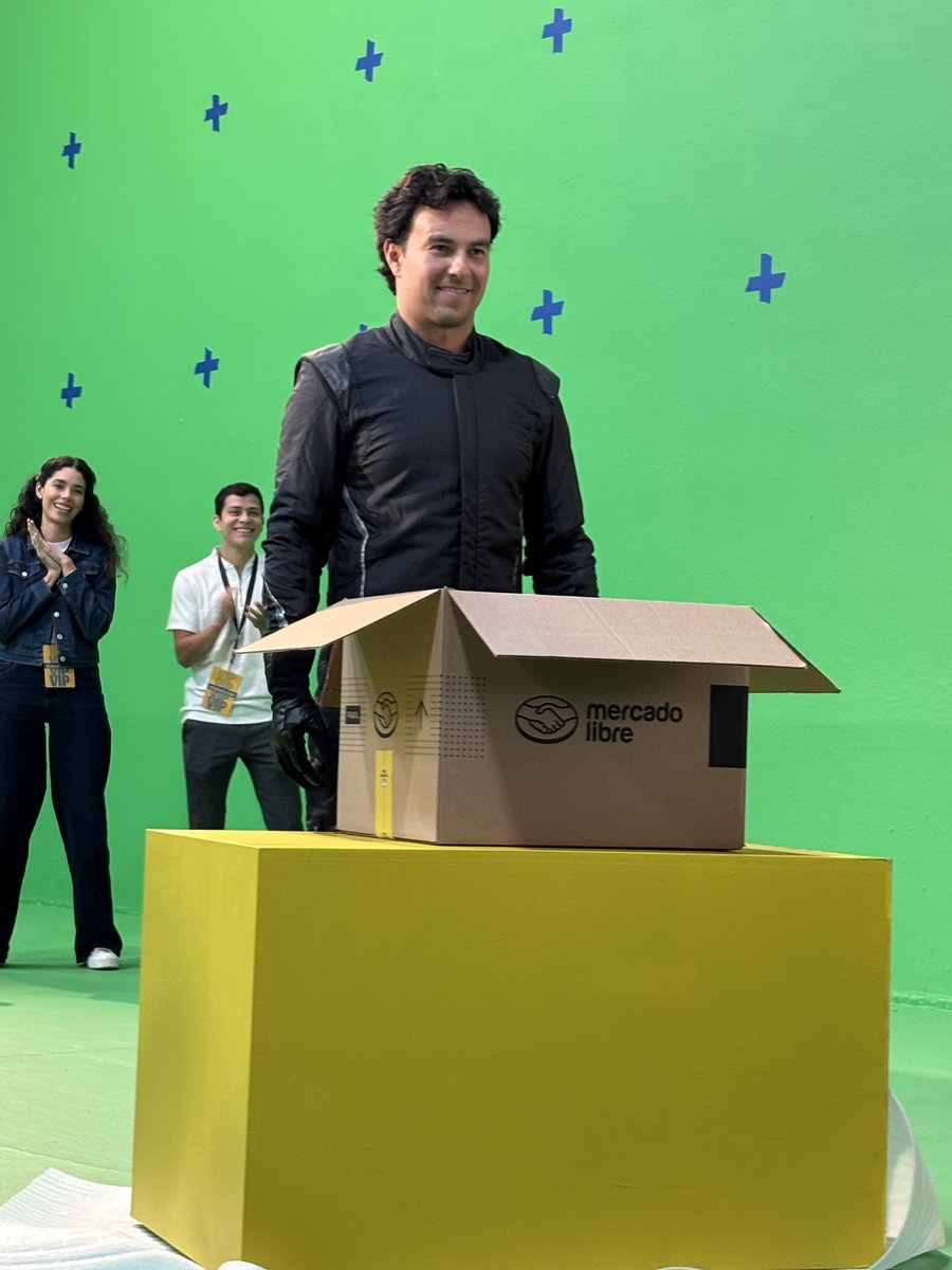 JorgeDialogante's tweet photo. Checo Pérez estrena nuevo patrocinador oficial: @Mercadolibre 

El piloto @SChecoPerez regresa a la Fórmula 1 este 2026 y con él toda la euforia de miles de fanáticos en México, Latinoamérica y resto del mundo que se han ido sumando para apoyarlo desde su ingreso a la máxima categoría en 2011. Esto no ha sido ajeno a grandes marcas, quienes ven en “Checo” el aliado ideal para promocionarse ante grandes audiencias, siendo un referente para nuevas generaciones dentro y fuera de la pista.

Ahora, un nuevo patrocinador lo acompañará en la presente temporada, y es la plataforma de comercio electrónico y servicios financieros, Mercado Libre. La compañía fundada en 1999, estará presente en el casco del piloto mexicano a lo largo de 2026 enmarcado en el color amarillo que lo ha acompañado a lo largo de su carrera.

“Estoy muy entusiasmado de tener el apoyo de una compañía con la que comparto raíces y valores, que entiende la velocidad igual que lo hacemos en la Fórmula 1: como una forma de trabajar, de innovar y de mejorar constantemente”, expresó ‘Checo. “Además, el amarillo siempre ha sido muy importante para mí y hoy cobra un significado más trascendente aún, porque representa apoyo, confianza y la certeza de que hay un equipo que cree en mí”. El patrocinio ya estará presente en el casco del mexicano desde los próximos test oficiales de Barcelona de este mes de febrero y hasta el final de la temporada que concluye en Abu Dabi en diciembre.

Desde 2024, Mercado Libre viene construyendo una presencia sostenida en F1, como parte de una estrategia regional de largo plazo; ese año llegó al Gran Circo para apoyar al entonces piloto debutante, el argentino Franco Colapinto además de convertirse en patrocinador oficial del equipo Williams. Un año después repitió su respaldo al de Buenos Aires y llegó a la escudería Alpine. En 2026, también ha hecho oficial ser “sponsor” del brasileño Gabriel Bortoleto y mantiene conversaciones para renovar con Colapinto y Alpine.

Este año, la compañía redobla su apuesta en la región con el patrocinio de Pérez: “Checo representa mucho más que velocidad en la pista. Su trayectoria y su experiencia son una demostración de perseverancia, ambición y una búsqueda constante por superarse, incluso en contextos de máxima presión. Nosotros también nacimos en América Latina y por eso nos proponemos apoyar al talento latinoamericano que se destaca en escenarios globales, representando a nuestra región”, señaló Sean Summers, EVP & CMO de Mercado Libre.

El anuncio del nuevo patrocinio a Pérez vendrá acompañado los próximos días de una campaña publicitaria llamada “Volvió Checo, nos subimos a la Checoneta” apostando por una narrativa emocional que celebra el talento mexicano y latinoamericano, y que invita a millones de personas a “subirse con el de Jalisco” como una forma colectiva de acompañar a Checo en cada desafío.

Mercado Libre se suma a la larga lista de patrocinadores personales de Checo Pérez, en los que se encuentran no sólo las marcas de Grupo Carso, sino Jades, Mobil, Nescafé, KitKat, Maja, H2OPower, ProDynamics, Red Cola, Luuna, el mismo Cadillac, entre otros.

#mercadolibre #ecommerce #checoneta #checoperez #marketing #publicidad
