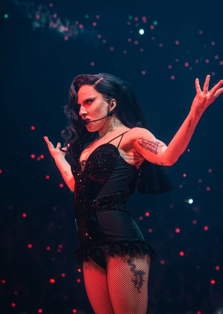 Tuve una idea y en mi cabeza se veía bien:

Lilith                                         Roo