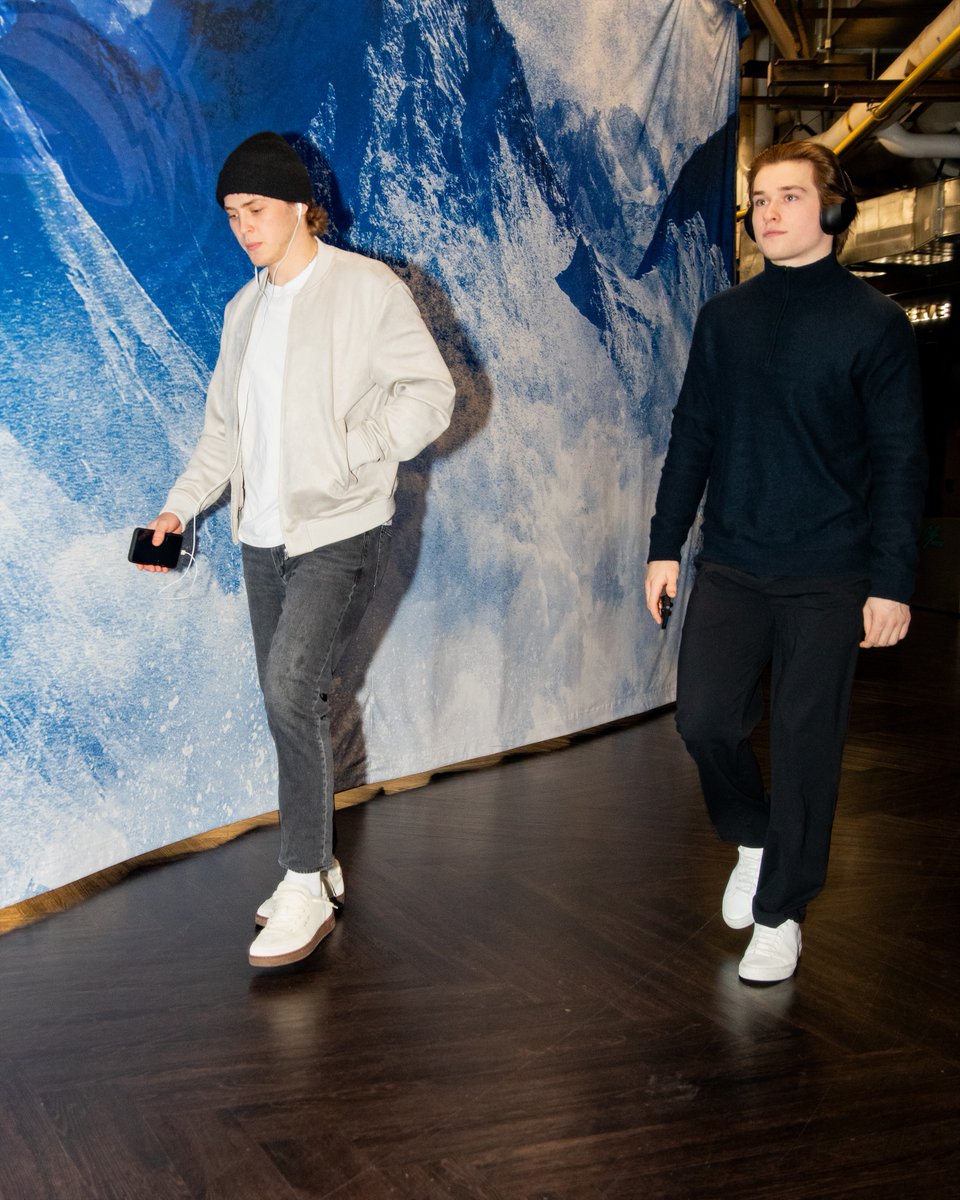 Beanie + wired headphones 🧢

No beanie + over-ear headphones 🎧

Choose your fighter.