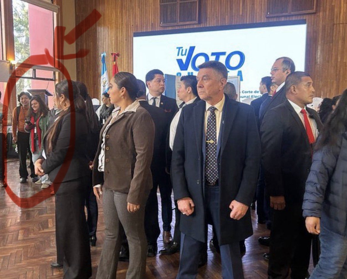 MarlonMezaTeni's tweet image. Las dos chicas al fondo, muertas de la risa, de ver la ridiculez y el circo de guardaespaldas que rodeaba a la vieja corrupta de Consuelo Porras.