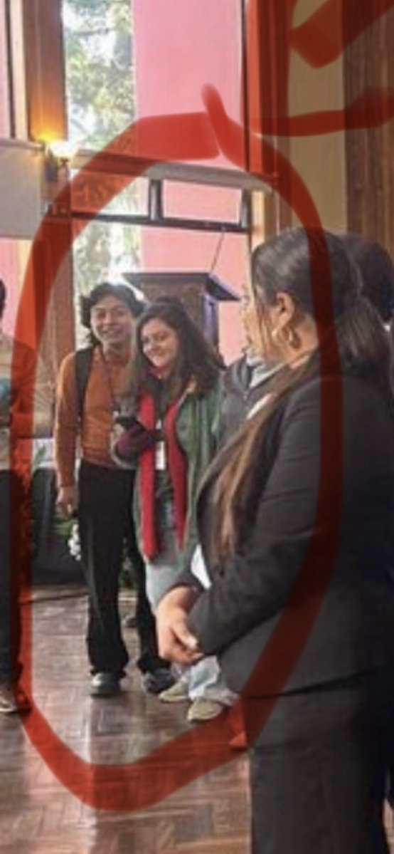 MarlonMezaTeni's tweet image. Las dos chicas al fondo, muertas de la risa, de ver la ridiculez y el circo de guardaespaldas que rodeaba a la vieja corrupta de Consuelo Porras.