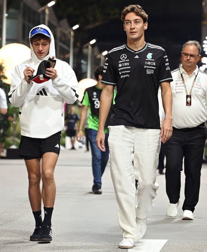 ChickenMerc's tweet photo. So the short shorts is a thing of family I see https://t.co/lqL0ltxT9E
