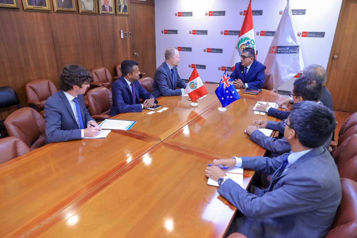 MinemPeru's tweet photo. 🇵🇪🤝🇦🇺 Alianzas estratégicas | El ministro de Energía y Minas, Luis Bravo De La Cruz, se reunió con el nuevo embajador de Australia en Perú, James Yeomans, quien destacó el interés de su país por afianzar las relaciones con el Perú en el sector minero.
✅ El diplomático destacó que empresas australianas de talla mundial operan en nuestro país. "Y tenemos muchos juniors que realmente confían en el futuro de Perú. Están invirtiendo y otros quieren venir y hacer más proyectos", subrayó.
✅ El titular del MINEM calificó estos anuncios del embajador James Yeomans como "muy buenas noticias para el Perú", y resaltó que las inversiones contribuirán con la economía del país, generando empleo y mejorando de la calidad de vida de más peruanos y sus familias.