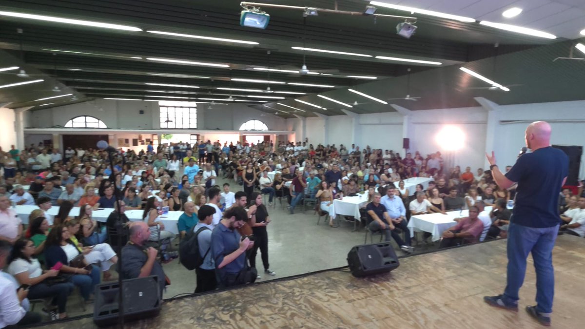 El 22 de febrero se vota!!!
Tenemos que sostener y profundizar la transformación más importante de la historia de Luján de Cuyo.
Hoy junto al Gobernador <a href="/alfredocornejo/">Alfredo Cornejo</a> y más de 800 personas trabajamos en las mesas de coordinación de campaña, en la Sociedad Española. 
Luján va