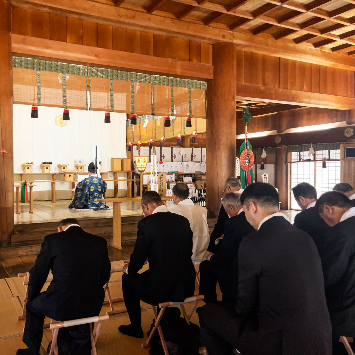 and_goen's tweet photo. 『ご縁の言葉』を1冊の本にして出雲大社へ奉納しました📚⛩

こんにちは！ご縁クルーです💁‍
先月1月5日に終了した「#出雲大社へ届けるご縁の言葉 」💐

＼皆さんからご応募いただいた758件の『ご縁の言葉』が1冊の本になりました📚／

身近な人への感謝や未来への希望など「ご縁」のかたちはさまざま✨
想いのこもった “ご縁の言葉”がぎゅっと詰まったこの一冊は手に取るだけで胸がいっぱいになります🙏

そして！先日 1月26日（月）「出雲の日」に『ご縁の言葉』をまとめたこの本を出雲大社へ奉納いたしました！📮🐇
今年も『ご縁の言葉』を無事にお届けすることができ、安心しています🤗

当日は「1（い）、2（づ）、6（も）」の語呂合わせに由来した「出雲の日」で、ふるまいのお餅をいただきほっこり気分となったご縁クルーでした 😊

「ご縁」とは毎日がより良くなる、つながり🤝
「ご縁の言葉」をきっかけに、皆さまの毎日がよりgoodにつながりますように☺️❤️🩵

❁････････････････････････････❁
💡「ご縁の言葉」特設ページ
https://t.co/Gw9z77caPR
.
 
 #ご縁の聖地 #ご縁の聖地出雲路
 #ご縁とは毎日がより良くなるつながり
 #goodなつながりを
 
 #出雲路 #出雲路の日常
 #松江 #出雲 #安来
 
 #ご縁 #ご縁がはじまる #ご縁に感謝
 #goodな時間を過ごせますように
 #ご縁の聖地は今日も笑顔であふれてる
 
 #出雲大社へ届けるご縁の言葉
 #ご縁の言葉
 #いいご縁の日

#出雲の日 #奉納 #出雲大社 #1冊の本
