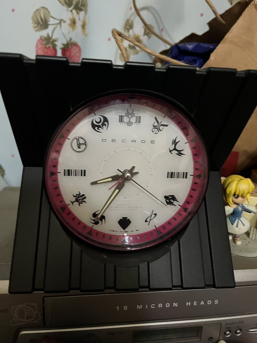 爆音で変身音だしてくれる仮面ライダーの目覚まし時計……持って帰るか