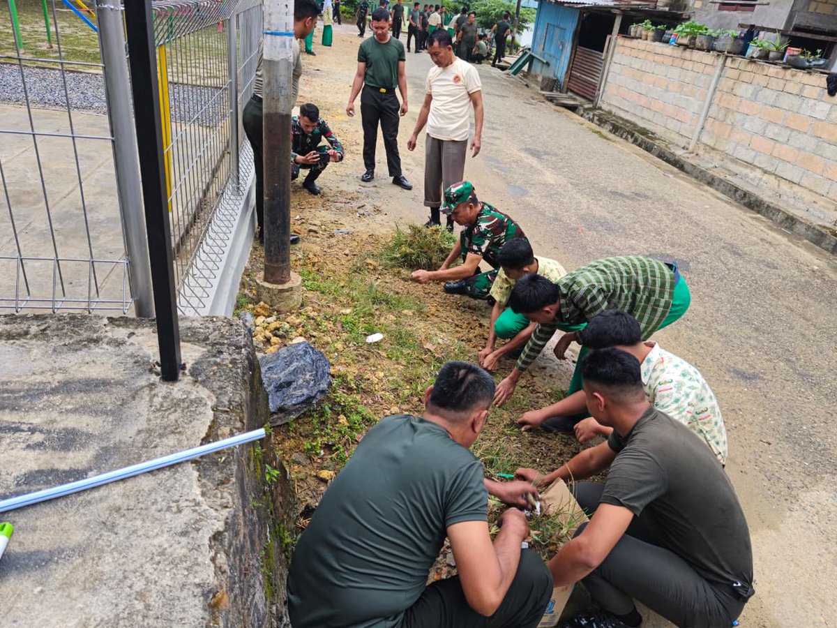 penrem143's tweet photo. *Korem 143/Halu Oleo Gelar Aksi Bersih Sampah, Wujud Kepedulian Terhadap Lingkungan*

Kendari – Korem 143/Halu Oleo menggelar aksi bersih sampah sebagai bentuk kepedulian terhadap kebersihan lingkungan dan upaya menjaga kelestarian alam di wilayah Sulawesi Tenggara. https://t.co/m7Viwbdb1E