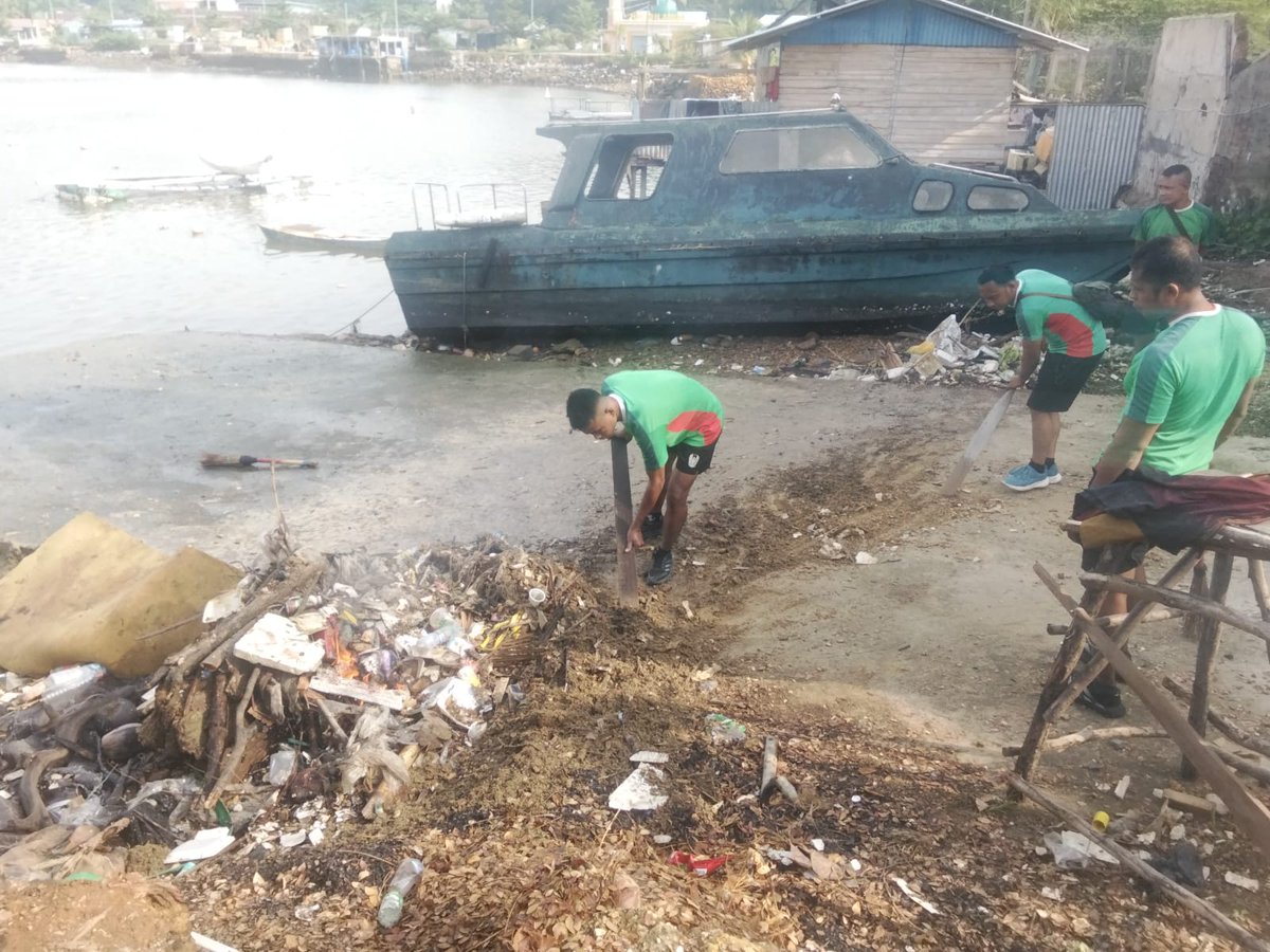 penrem143's tweet photo. *Korem 143/Halu Oleo Gelar Aksi Bersih Sampah, Wujud Kepedulian Terhadap Lingkungan*

Kendari – Korem 143/Halu Oleo menggelar aksi bersih sampah sebagai bentuk kepedulian terhadap kebersihan lingkungan dan upaya menjaga kelestarian alam di wilayah Sulawesi Tenggara. https://t.co/m7Viwbdb1E