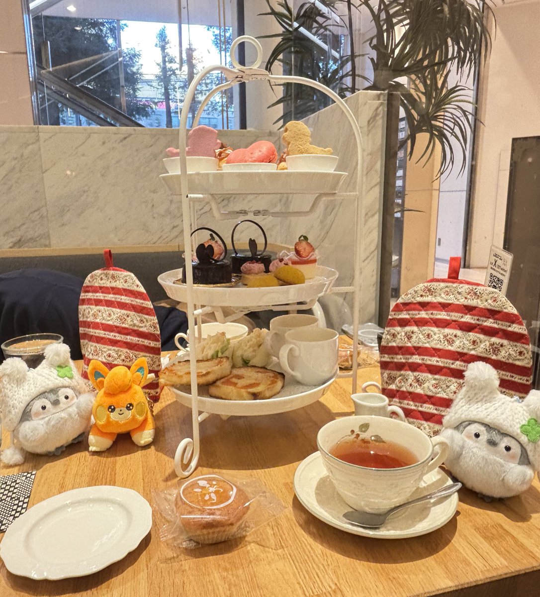 昨日は後輩とアフターヌーンティー🫖
ケーキ屋さんのアフヌンだったからケーキも焼き菓子もとっても美味しかった🤤

後輩も私の推し活に理解があるので絶対に連れてくるだろうと自分の推しも連れて来てくれました🐧⚡️
賑やかなアフヌンになって楽しかったんだなぁ🍀