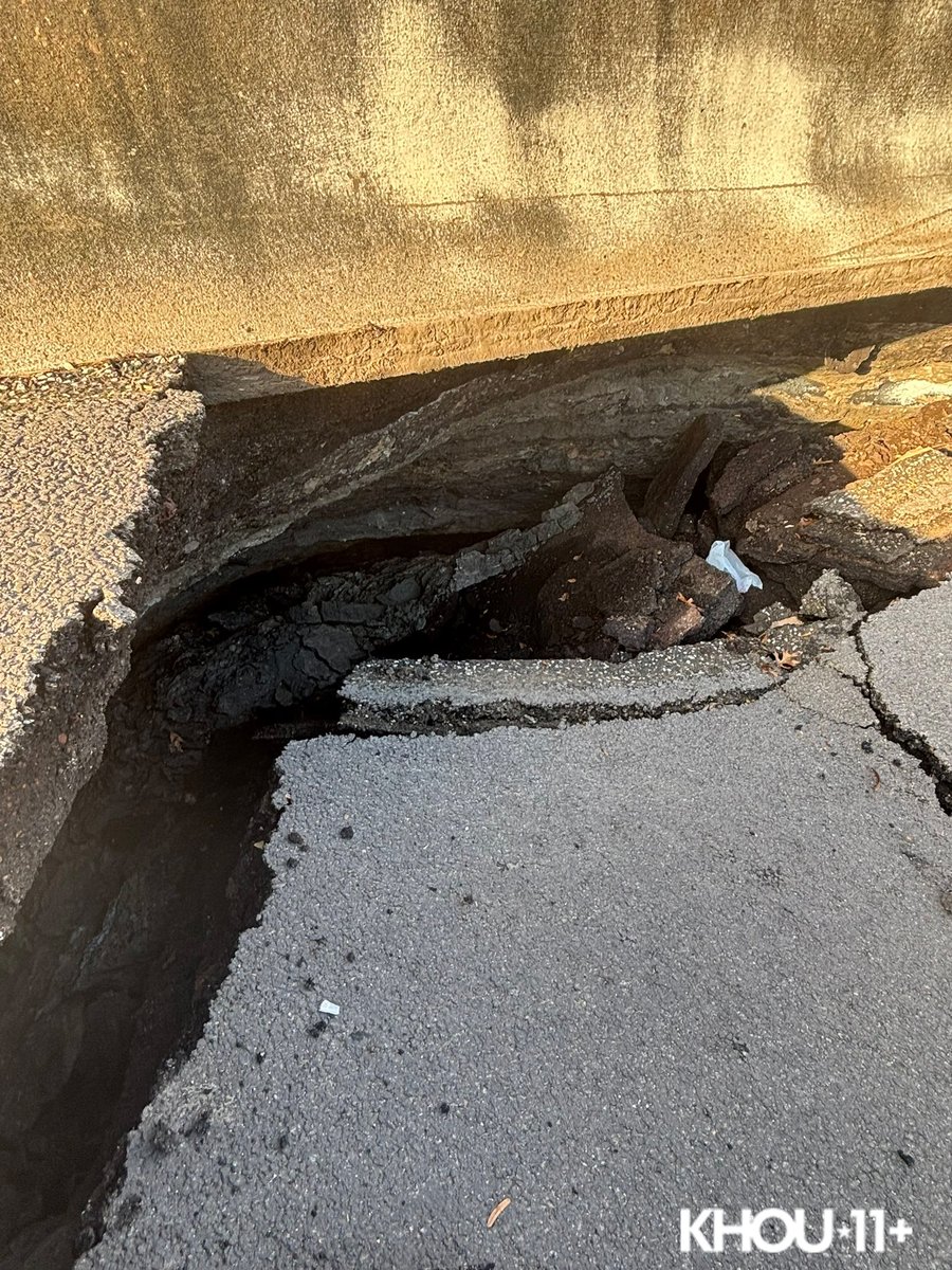KHOU's tweet photo. BREAKING UPDATE | TxDOT officials say the massive sinkhole on the East Freeway could have all outbound lanes shut down for days!

Latest, plaus alternate routes: https://t.co/dnFsMFRRvS https://t.co/iTUKFKvENX