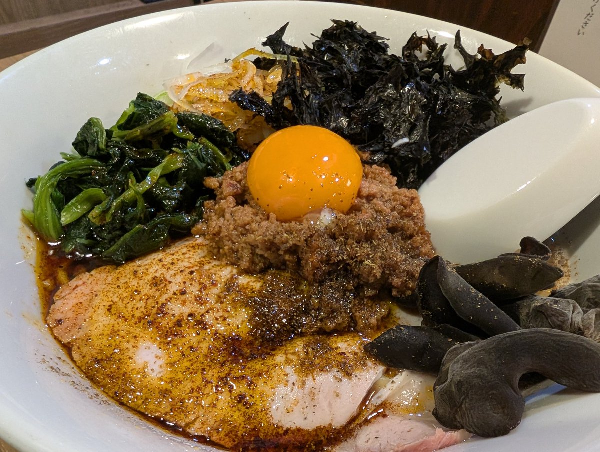 おはようございます
今日からやります！
限定「坦々まぜそば」￥1300-
季節限定担々麺のまぜそばver.
具材いっぱい、お腹に余裕のある方はライスも欲しくなります！！
中盛￥150大盛￥200変更可（現金対応）
本日も通常営業
よろしくお願いします