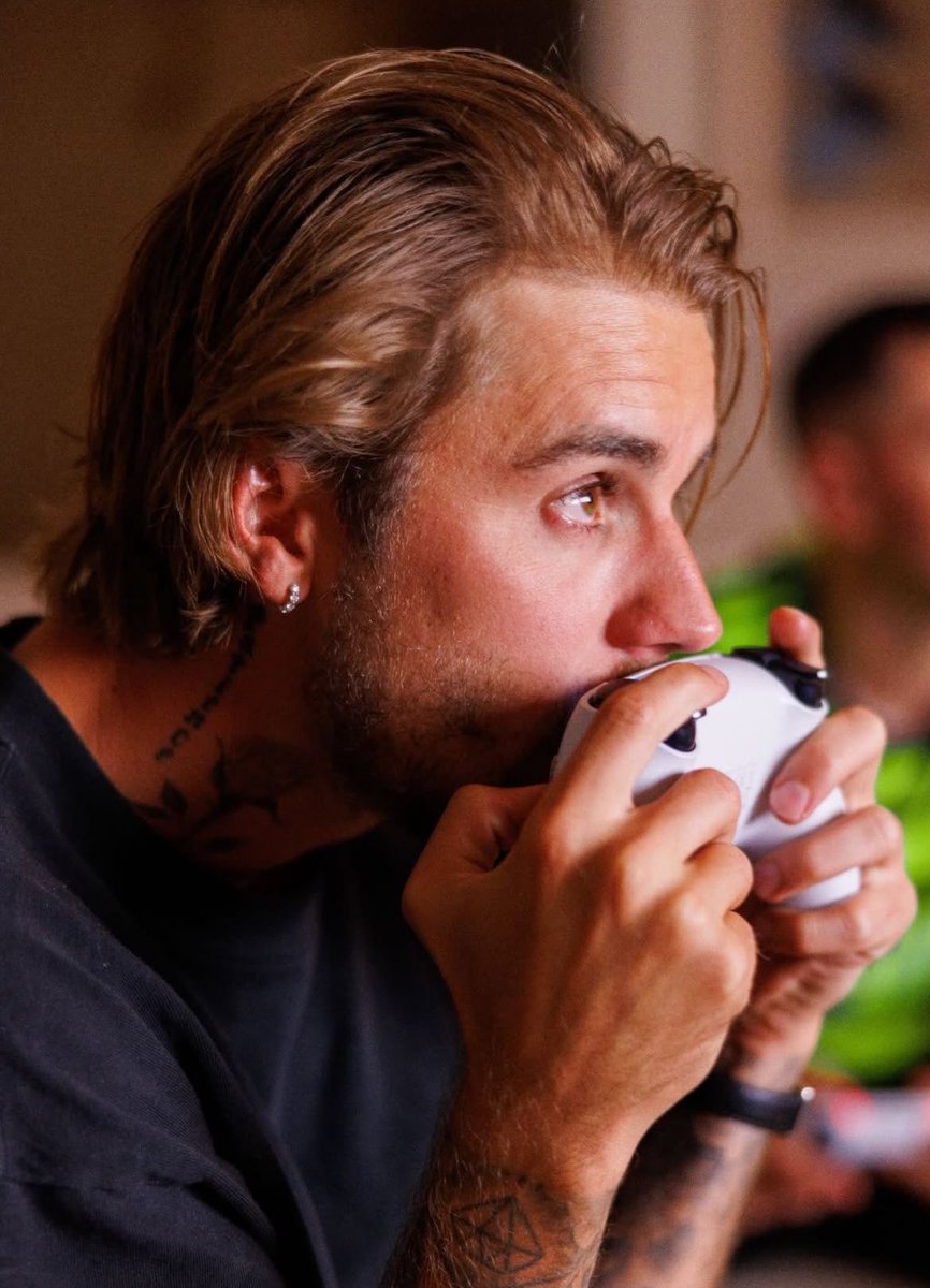 bsrbwire's tweet image. tô com tanta saudade dele cabeludinho pqp fica tão lindo meu loirinho cheirosinho #voltavida